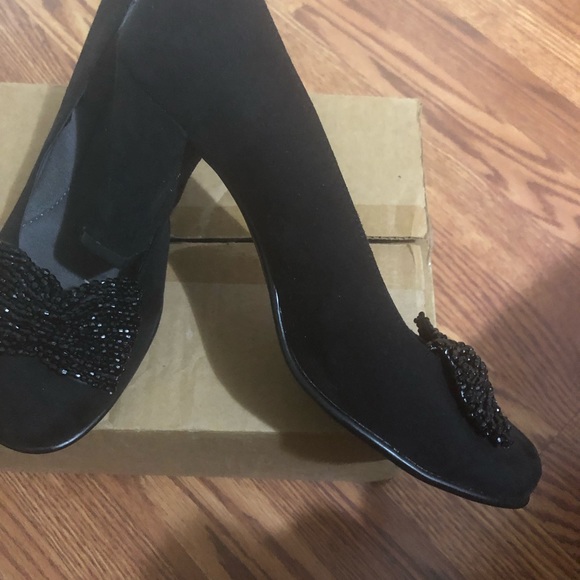 Aerosoles   NEW.   BLACK HEELS - Picture 2 of 3